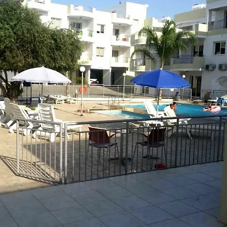아파트 Larnaca Bay Views 필라