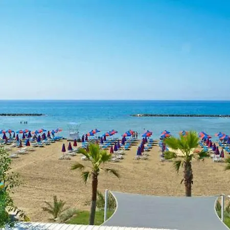 아파트 Larnaca Bay Views 필라